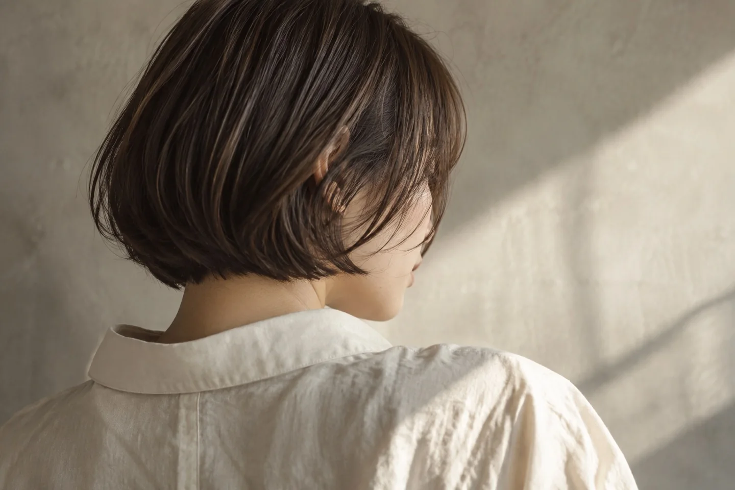 シンプルなボブヘアを見せる、架空のヘアサロンのスタイルイメージ
